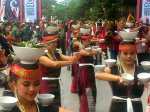 Seru banget, Aneka Tarian Batak Dilepas Jokowi di Pawai Karnaval Danau Toba