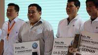 Para pemenang kategori Street Modification Contest. Juara pertama berangkat ke Jerman menemui desainer VW asal Indonesia, Christian Lesmana. Juara kedua dan ketiga meraih hadiah uang tunai masing-masing Rp 6 juta dan Rp 4 juta. Foto: Dadan Kuswaraharja