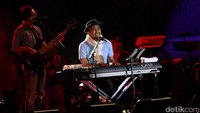 Melodi indah permainan piano dan vokal merdu dari Glenn membuat Minggu malam terasa spesial. Pool/Gus Mun/detikFoto.