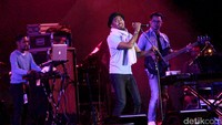 Glenn Fredly tak hanya tampil dengan Trio Lestarinya, ia juga mengguncang panggung Prambanan Jazz kala tampil sendiri. Pool/Gus Mun/detikFoto.