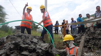Karena keterbatasan microwave, kami membangun fiber. Kami ingin bisa meningkatkan pengalaman pengguna. Terlebih saat ini penggunaan data terus meningkat, kata Yessie saat meninjau proses pembangunan jaringan fiber optik Pontianak - Singkawang, Kalimantan Barat Foto: detikINET/Adi Fida Rahman