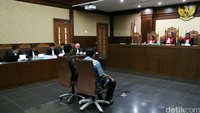 Sudi (kiri) dan Dandung (kanan) dituntut 4 tahun dan 3,5 tahun penjara oleh jaksa KPK. Dua pejabat PT Brantas Abipraya ini dianggap terbukti berniat atau mencoba menyuap Tomo Sitepu dan Sudung Situmorang untuk mengamankan kasus PT BA yang tengah ditangani Kejaksaan Tinggi DKI.