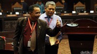 Lilik dan Binsar meninggalkan ruangan usai mengikuti agenda sidang. Sidang akan dilanjutkan Senin (29/8) dengan agenda mendengar keterangan saksi ahli.