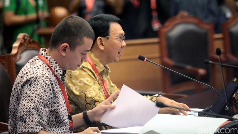 Ahok Gugat UU Pilkada, MK Pertanyakan Status Fasilitas Negara Saat Kampanye Ahok Gugat UU Pilkada, MK Pertanyakan Status Fasilitas Negara Saat Kampanye
