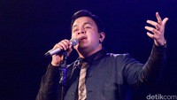 Dan tentunya penampilan yang ditunggu dari Tulus yang membawakan lagu barunya bertajuk Ruang Sendiri dari album Monokrom. Pool/Gus Mun/detikFoto.