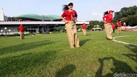 Srikandi Hanura saling kejar dalam lomba balap karung.