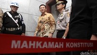Ahok tiba di MK pukul 10.50 WIB, Jl Medan Merdeka Barat, Jakarta Pusat, Senin (22/8/2016). Dia mengenakan batik coklat. Ahok datang bersama seorang pendamping.
