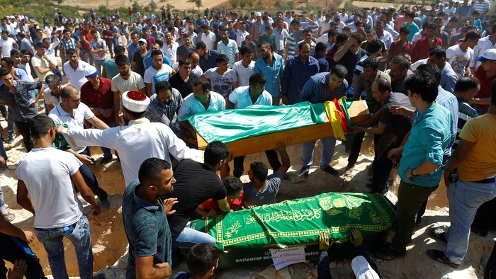 Family members and friends carry coffins of victims of suicide bombing at a wedding celebration during a funeral ceremony in the southern Turkish city of Gaziantep, Turkey, August 21, 2016. REUTERS/Osman Orsal