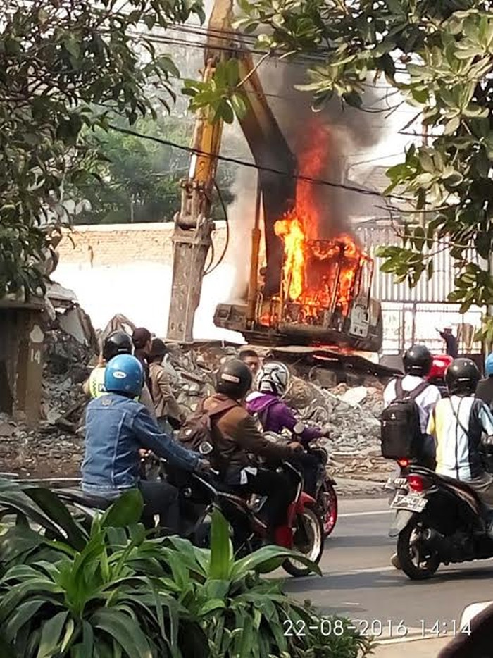Sebuah Ekskavator Terbakar saat Sedang Membongkar Bangunan