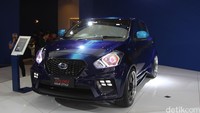 Front lips, side skirt karbon fiber juga mempercantik tampilan eksterior mobil ini. Di bagian depan terdapat lampu day time running light dengan desain spesial, custom retro fit projector headlight with flexi day light. Datsun juga menghadirkan spion retract punya Nissan Juke denga warna blue Kevlar. Di bagian belakang juga terdapat custom rear diffuser dengan double HKS Muffler serta custom aero wing.