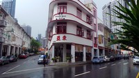 Foto: Yang menariknya, di setiap perpotongan jalan Keong Saik dengan jalan lain, ada gedung yang berbentuk sudut ini. Gedung berwarna merah ini sudah ada sejak tahun 1939 namun tetap terawat sampai sekarang (Wahyu/detikTravel)