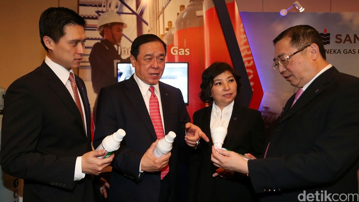 PT Aneka Gas Industri Tbk menawarkan harga saham perdana dalam Initial Public Offering (IPO) di kisaran Rp 1.000-Rp 1.290 per lembar saham. Hasil dari IPO ini rencananya akan digunakan untuk ekspansi, pembayaran utang, dan modal kerja. (Ki-ka) Vice President Director Aneka Gas Industri Rachmat Harsono, President Commissioner Aneka Gas Industri Arief Harsono, Finance Director Aneka Gas Industri Nini Liemijanto, dan President Director Aneka Gas Industri Heyzer Harsono hadir dalam penawaran saham perdana atau Initial Public Offering (IPO) di Ritz Carlton Pasific Place, Senin, (22/8/2016).