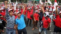 Ratusan petani tebu Tulang Bawang, Lampung berunjukrasa di depan Istana Merdeka, Jakarta, Senin (22/8/2016).