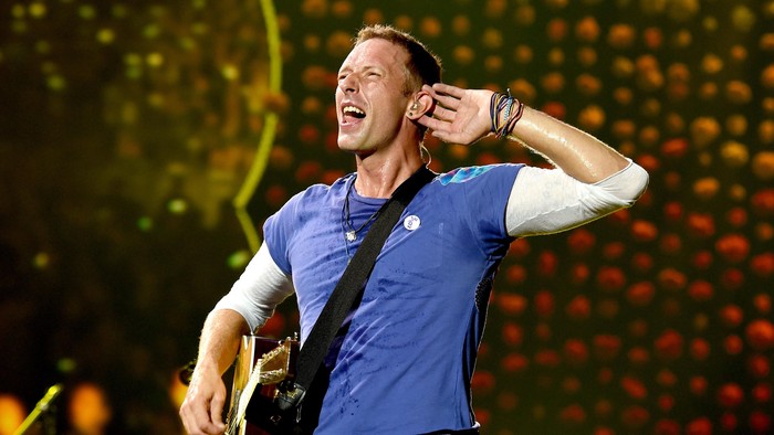 PASADENA, CA - AUGUST 20:  Singer Chris Martin of Coldplay performs at the Rose Bowl on August 20, 2016 in Pasadena, California.  (Photo by Kevin Winter/Getty Images)