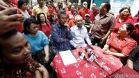 Ia mendengarkan keluhan warga Jalan Mangga Besar 1 RW 02 Kelurahan Mangga Besar yang menolak digusur.