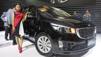 MPV mewah khas Korea ini dibanderol mulai Rp 426 juta hingga Rp 482 juta off the road. Pemesanan KIA Grand Sedona baru dibuka di ajang GIIAS 2016. Konsumen yang sudah memesan akan mendapat unit Grand Sedona mulai Oktober.