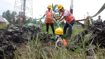 Mereka membangun jaringan FO di wilayah Kalimantan sepanjang 3.000 KM. Diantaranya menghubungkan Banjarmasin-Balikpapan sepanjang 900 km dan Pontianak-Singkawang sepanjang 500 km.  Foto: detikINET/Adi Fida Rahman