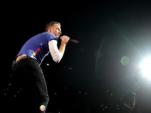 Ups! Chris Martin Kepergok Ciuman dengan Dua Lipa