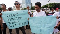 Para sopir angkutan online demo sambil membawa poster dan spanduk.