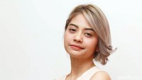 Tak seperti biasanya, ia kini tampak mewarnai rambutnya dan tampil dengan potongan pendek. Pool/Gus Mun/detikFoto.