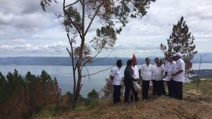 Jokowi Kunjungi Lokasi yang Akan Dibangun Destinasi Wisata di Danau Toba