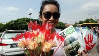 Seorang driver juga membawa bunga.