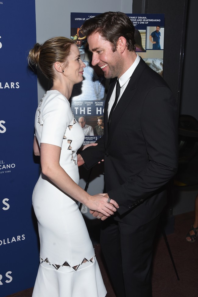 Emily Blunt dan John Krasinski dipertemukan oleh aktris Anne Hathaway pada 2008. Keduanya menikah pada 2010. Sebenarnya saat itu aku tidak sedang benar-benar mencari pasangan. Tapi kemudian aku bertemu dia (Emily Blunt), dan aku sangat gugup. Aku menyalami tangannya dan bilang, Aku suka kamu, cerita John saat jadi bintang tau di Ellen DeGeneres Show. Foto: Michael Loccisano/Getty Images