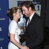 Emily Blunt dan John Krasinski dipertemukan oleh aktris Anne Hathaway pada 2008. Keduanya menikah pada 2010. Sebenarnya saat itu aku tidak sedang benar-benar mencari pasangan. Tapi kemudian aku bertemu dia (Emily Blunt), dan aku sangat gugup. Aku menyalami tangannya dan bilang, Aku suka kamu, cerita John saat jadi bintang tau di Ellen DeGeneres Show. Foto: Michael Loccisano/Getty Images