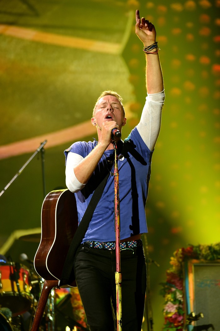 PASADENA, CA - AUGUST 20:  Singer Chris Martin of Coldplay performs at the Rose Bowl on August 20, 2016 in Pasadena, California.  (Photo by Kevin Winter/Getty Images)