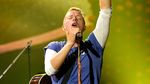 Rekaman Suara Charlie Chaplin sampai Muhammad Ali di Konser Coldplay