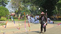 Foto: Penjual mainan anak-anak sedang beraksi. Anak-anak pasti betah bermain di sini. Penjual ikan cupang pun ada dan pasti disuka mereka (Fitraya/detikTravel)