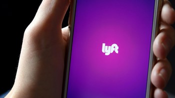 Lyft merupakan aplikasi transportasi online pesaing Uber. Didirikan tahun 2012, valuasinya saat ini mencapai USD 14,59 miliar, tapi merugi tahun silam senilai USD 911 juta. Foto: Aplikasi Lyft (GettyImages)
