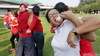 Lomba makan kerupuk dengan berpasangan. Masing-masing pasangan saling menyuapi.