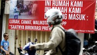 Penolakan ini dilakukan dengan cara memasang spanduk di gang masuk pemukiman.