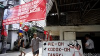 Namun enggan pindah karena rumah tersebut sudah ditinggali selama lima generasi.