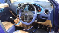 Masuk ke bagian interior, tampilan kabin Datsun GO Panca ini begitu berbeda. Tampilan interior mobil ini didesan oleh Vertue Concept Indonesia. Bagian interior Datsun tampil lebih mewah berkat lapisan Royal Blue Mustang Material Leather, Napa Prime Bronze Material serta Print Leather 2 Dimension. Setir mobil ini diganti dengan setir karbon fiber yang dilapisi dengan Royal Blue Mustang.