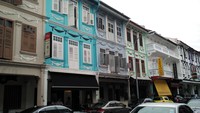 Foto: Sementara bangunan lainnya, disulap menjadi kafe, bar serta restoran. Mobil pun tak henti parkir di kanan kiri jalan menyambangi deretan tempat makan di kawasan Keong Saik tersebut (Wahyu/detikTravel)