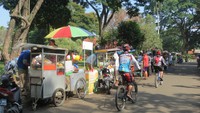 Foto: Datang ke taman ini enaknya hari Minggu pagi. Ada banyak lapak kuliner dan aktivitas olahraga (Fitraya/detikTravel)