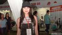 Aura Kasih mengenakan overall yang dipadukan dengan kaus hitam bergaris tanpa lengan serta sneakers putih saat menyaksikan Prambanan Jazz 2016. Pool/Gus Mun/detikFoto.