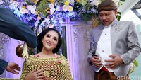 penyanyi berusia 31 tahun itu terlihat selalu tersenyum. Pool/Palevi S/detikFoto.