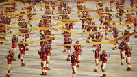 Berbagai atraksi ditampilkan di stadion Maracana - Rio de Janeiro. REUTERS/Pawel Kopczynski.