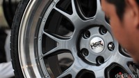 Di arena Gaikindo Indonesia International Auto Show, Produsen ban PT Elang Perdana Tyre Industry menghadirkan produknya yang mendapatkan penghargaan dari MURI (Museum Rekor Indonesia) pada tahun 2012, atas produk bannya yaitu Accelera Phi 2 dengan ukuran 295/25 R 21. Foto: Dadan Kuswaraharja