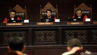 Sidang pendahuluan beragendakan pembacaan permohonan Ahok dan nasihat hakim konstitusi, apakah gugatan itu layak atau kekurangan pengetikan dan argumen hukum.