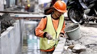 Pekerja melakukan perbaikan selokan di kawasan Jalan Mangga Besar 1, Tamansari, Jakarta Barat, Senin (22/08/2016).