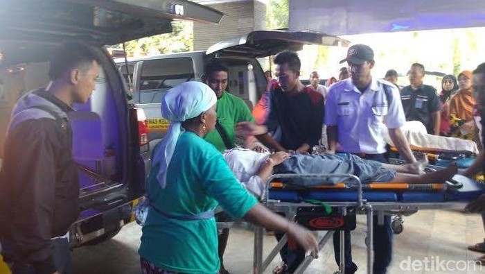 MPU Angkut Pelajar Tabrak Truk di Grati, 10 Orang Patah Kaki