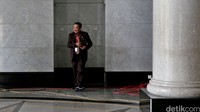 Hakim PN Jakpus Binsar Gultom sebelum sidang uji materil di MK. Agenda sidang mendengarkan jawaban termohon yakni Kemenkum HAM.