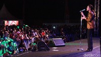 Selain itu ada pula penampilan dari Raisa yang sukses mengajak para penonton untuk bernyanyi bersama. Pool/Gus Mun/detikFoto.