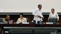Menkeu Sri Mulyani (kedua kiri) berbincang dengan Dirjen Pajak Ken Dwijugiasteadi sebelum acara.