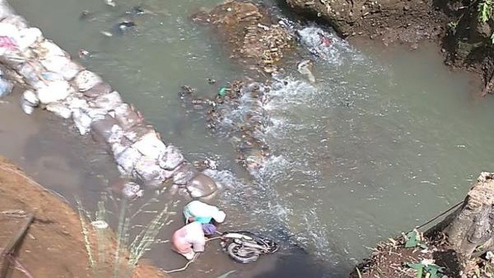 Diduga Mengantuk, Pengemudi Motor Tercebur di Kali Cilebut