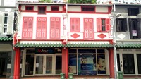 Foto: Beberapa bangunan ada yang disulap menjadi perkantoran, ataupun tempat usaha. Meski begitu, mereka masih tetap mempertahankan bentuk asli bangunan (Wahyu/detikTravel)